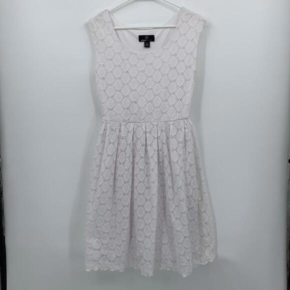 Ronni Nicole Dresses & Skirts - Ronni Nicole White Lace Sleeveless Dress Women’s Size 10